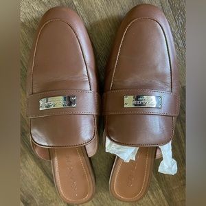 Coach mule aged camello